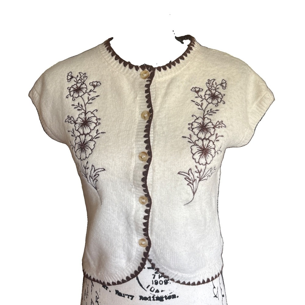 Willow and Wind Juniors Small White Knit Floral Embroidered Cardigan